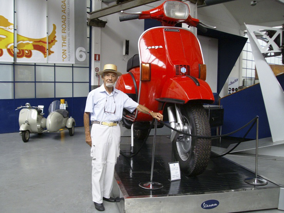 Daniel Schinasi at Museum Piaggio with a gigantic red Vespa, Pontedera 2011